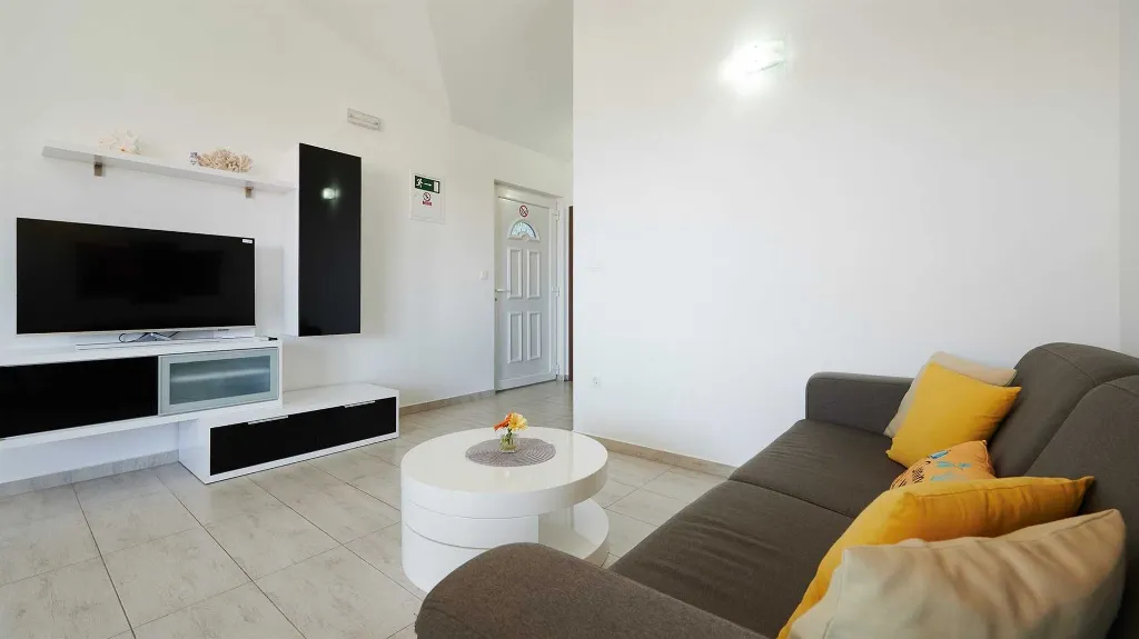 Sea View Apartment with Shared Pool in Okrug Gornji