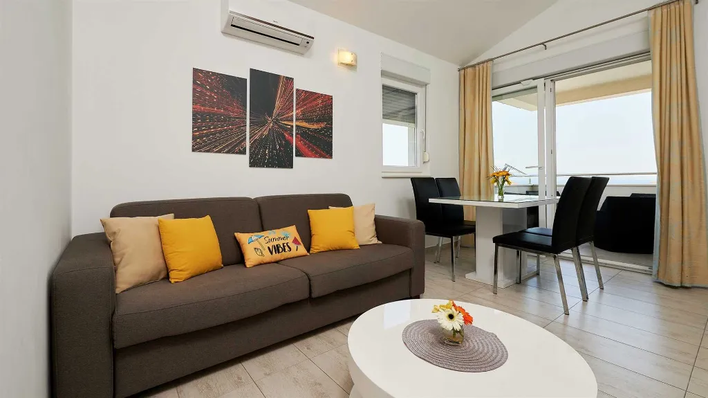 Sea View Apartment with Shared Pool in Okrug Gornji