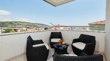 Sea View Apartment with Shared Pool in Okrug Gornji