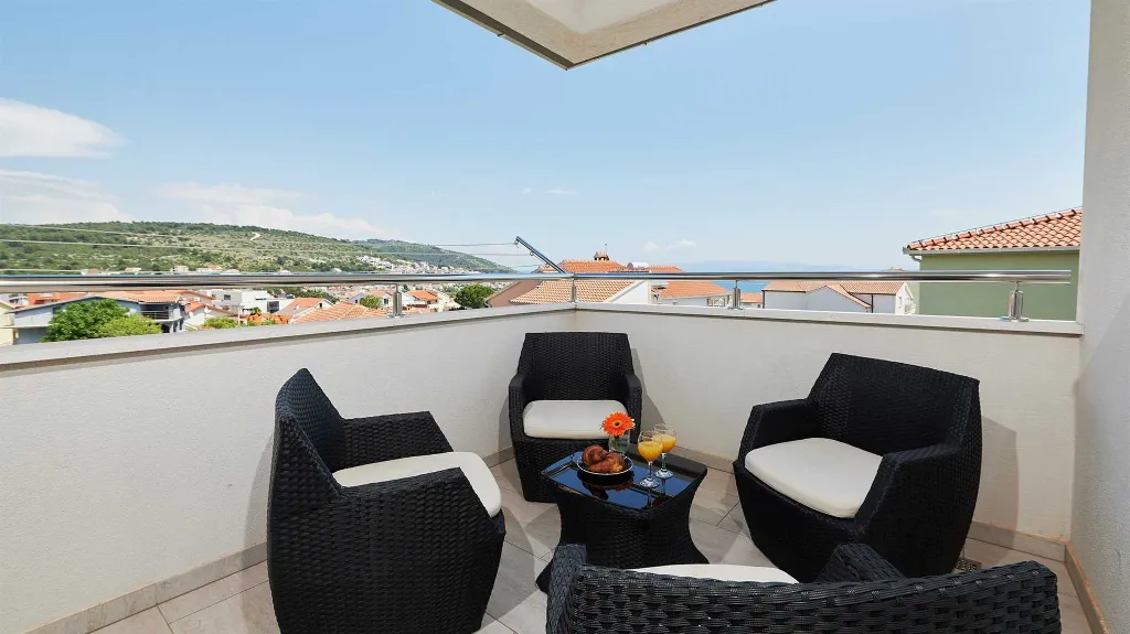 Sea View Apartment with Shared Pool in Okrug Gornji
