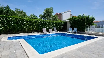 Sea View Apartment with Shared Pool in Okrug Gornji