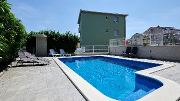 Sea View Apartment with Shared Pool in Okrug Gornji