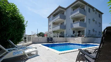 Sea View Apartment with Shared Pool in Okrug Gornji