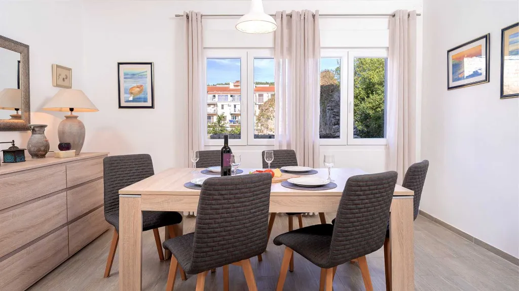 3-Bedroom Holiday House in Jelsa