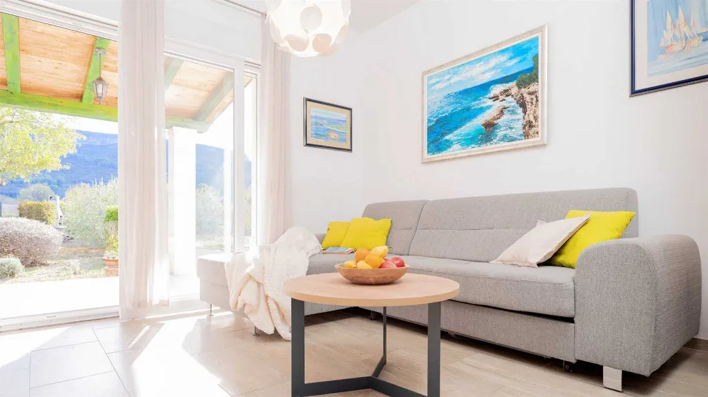 3-Bedroom Holiday House in Jelsa