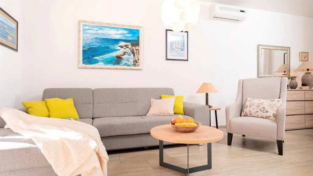 3-Bedroom Holiday House in Jelsa