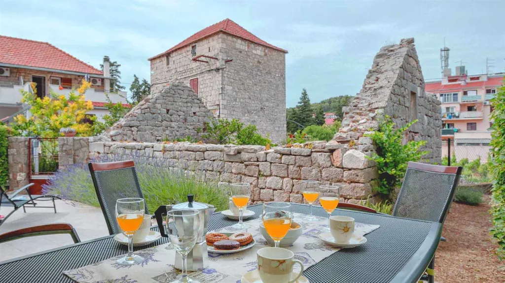 3-Bedroom Holiday House in Jelsa