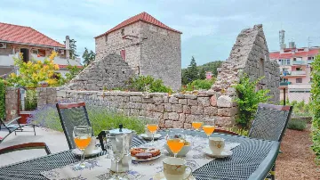 3-Bedroom Holiday House in Jelsa