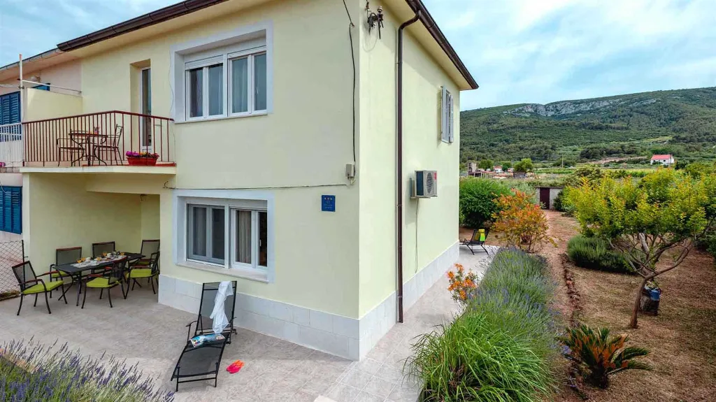 3-Bedroom Holiday House in Jelsa