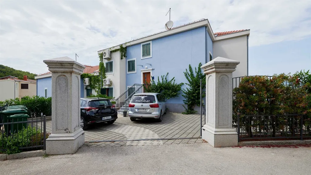 Sea View Apartment in Slatine with Shared Pool
