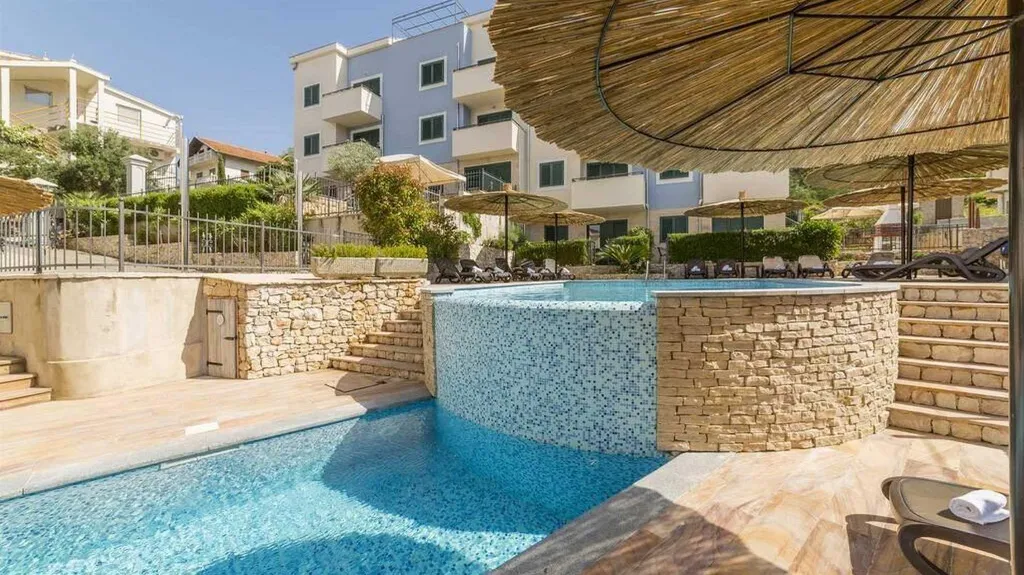 Sea View Apartment in Slatine with Shared Pool