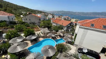 Sea View Apartment in Slatine with Shared Pool
