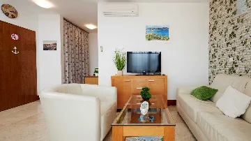 Sea View Apartment in Slatine with Shared Pool