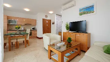 Sea View Apartment in Slatine with Shared Pool