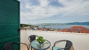 Sea View Apartment in Slatine with Shared Pool