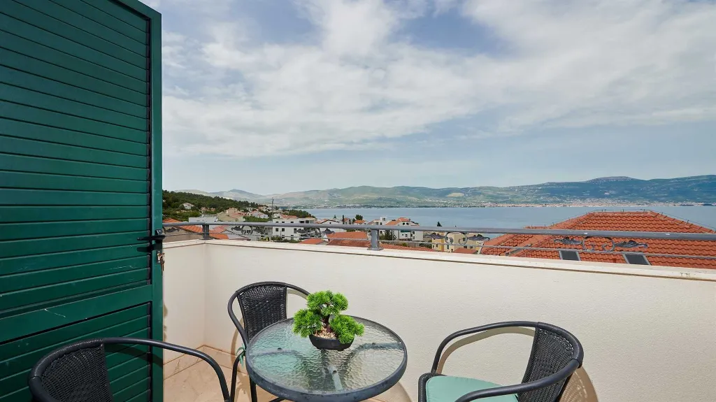 Sea View Apartment in Slatine with Shared Pool