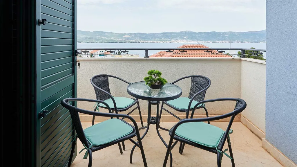 Sea View Apartment in Slatine with Shared Pool