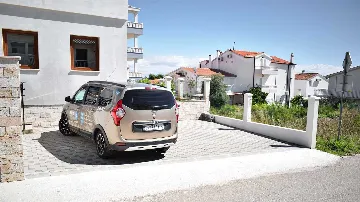 2-Bedroom Apartment with Parking in Okrug Gornji