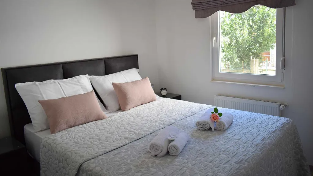 2-Bedroom Apartment with Parking in Okrug Gornji
