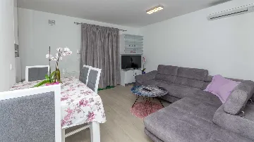 2-Bedroom Apartment with Parking in Okrug Gornji