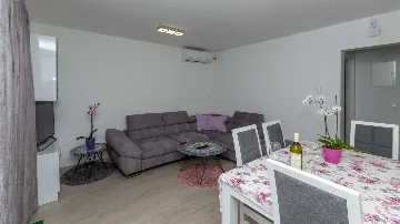 2-Bedroom Apartment with Parking in Okrug Gornji