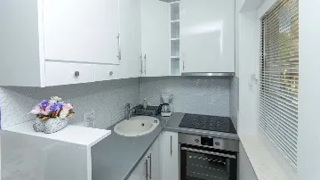 2-Bedroom Apartment with Parking in Okrug Gornji