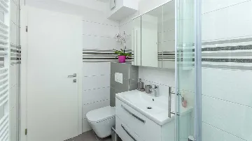 2-Bedroom Apartment with Parking in Okrug Gornji