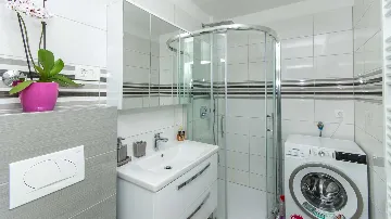 2-Bedroom Apartment with Parking in Okrug Gornji