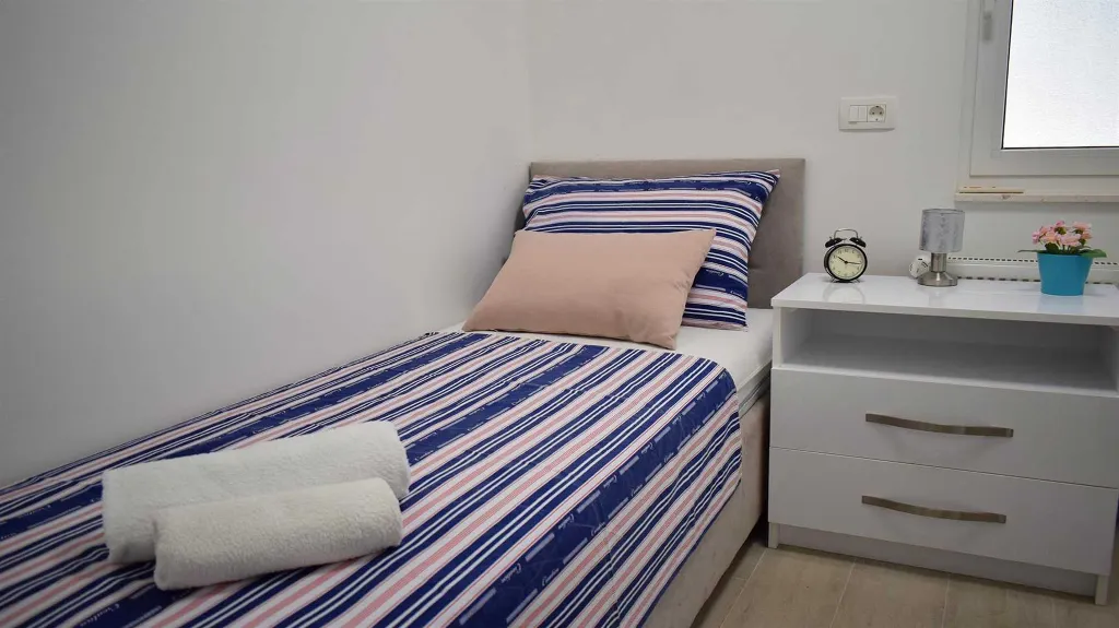 2-Bedroom Apartment with Parking in Okrug Gornji