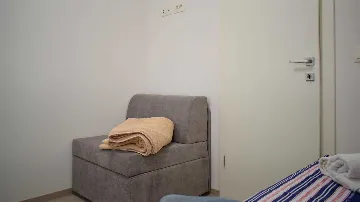 2-Bedroom Apartment with Parking in Okrug Gornji