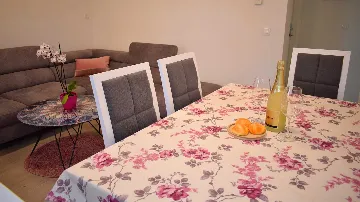 2-Bedroom Apartment with Parking in Okrug Gornji