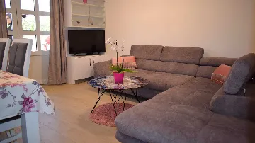 2-Bedroom Apartment with Parking in Okrug Gornji