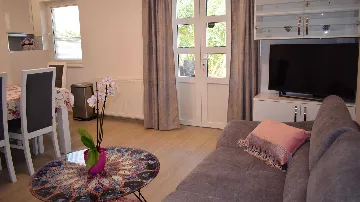 2-Bedroom Apartment with Parking in Okrug Gornji