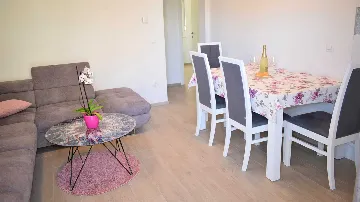2-Bedroom Apartment with Parking in Okrug Gornji