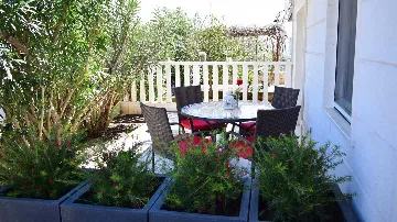 2-Bedroom Apartment with Parking in Okrug Gornji