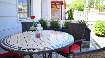 2-Bedroom Apartment with Parking in Okrug Gornji