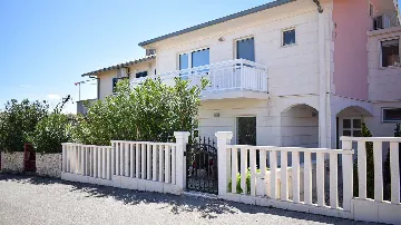 2-Bedroom Apartment with Parking in Okrug Gornji