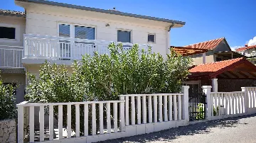 2-Bedroom Apartment with Parking in Okrug Gornji