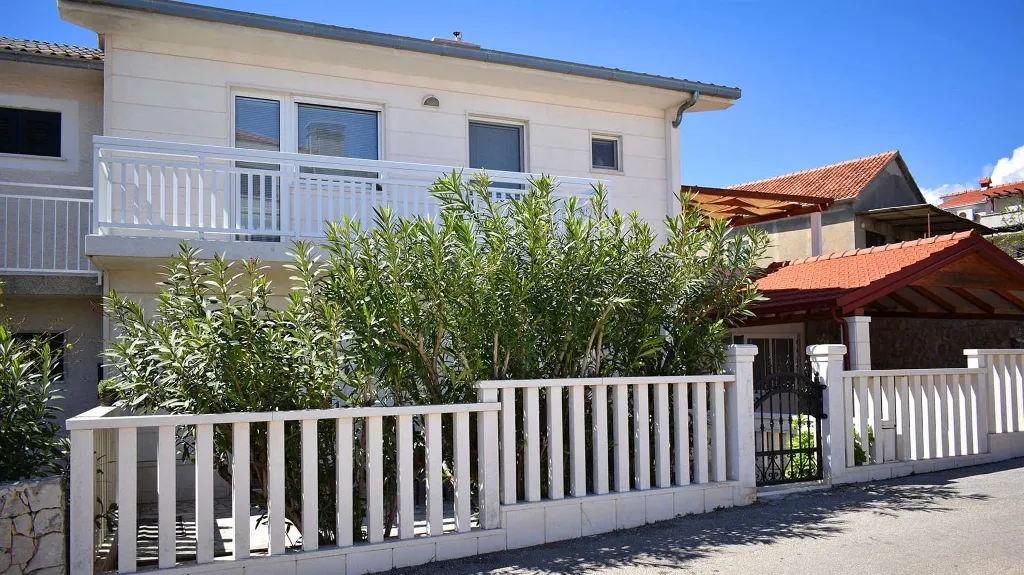2-Bedroom Apartment with Parking in Okrug Gornji