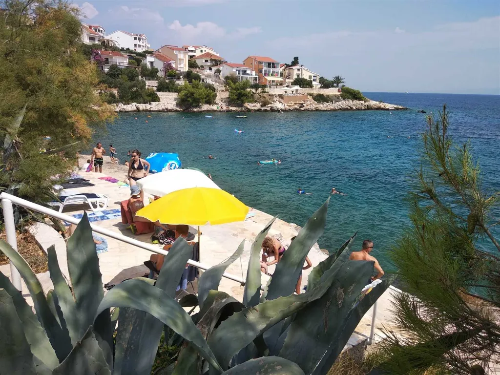 2-Bedroom Apartment with Parking in Okrug Gornji