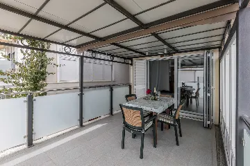 Sea View Apartment in Okrug Gornji for 4 Guests