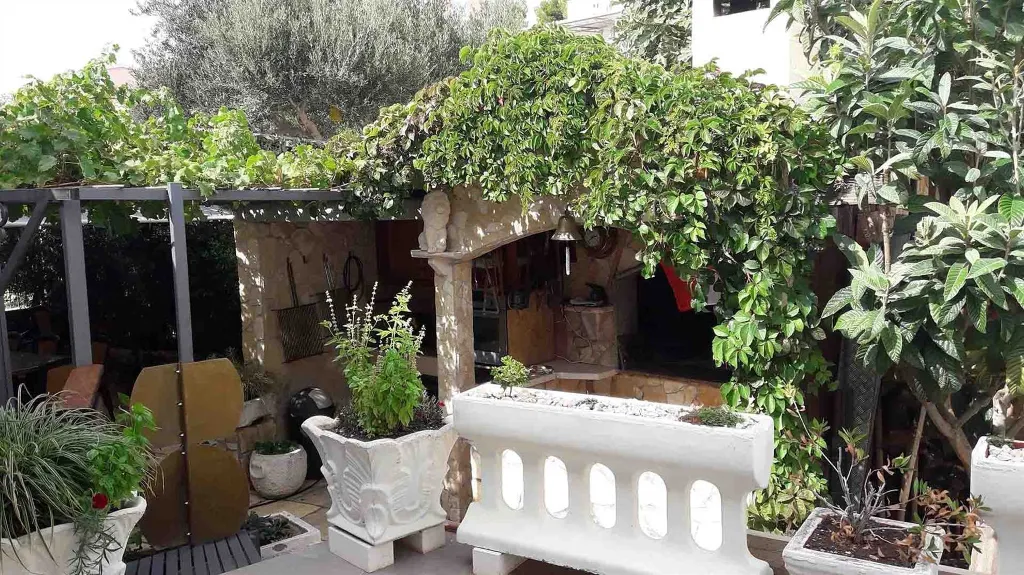 Sea View Apartment in Okrug Gornji for 4 Guests