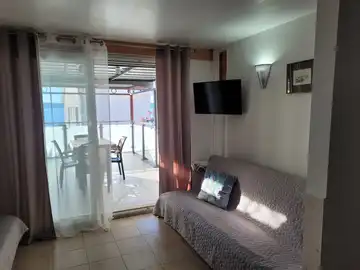 Sea View Apartment in Okrug Gornji for 4 Guests