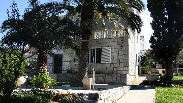 Holiday House for 10 Guests in Okrug Gornji