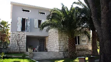 Holiday House for 10 Guests in Okrug Gornji