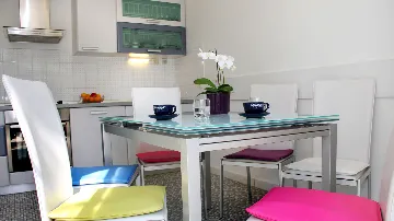 Holiday House for 10 Guests in Okrug Gornji