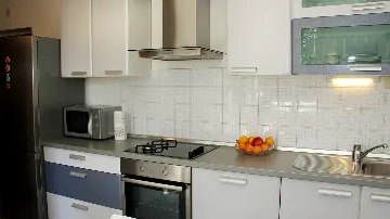 Holiday House for 10 Guests in Okrug Gornji