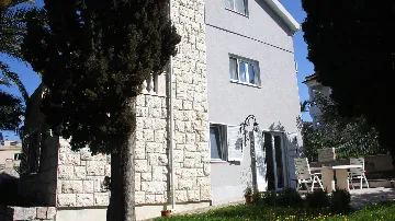 Holiday House for 10 Guests in Okrug Gornji