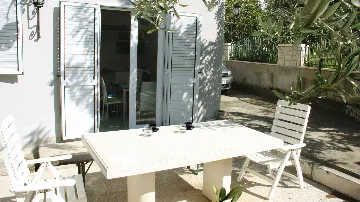 Holiday House for 10 Guests in Okrug Gornji