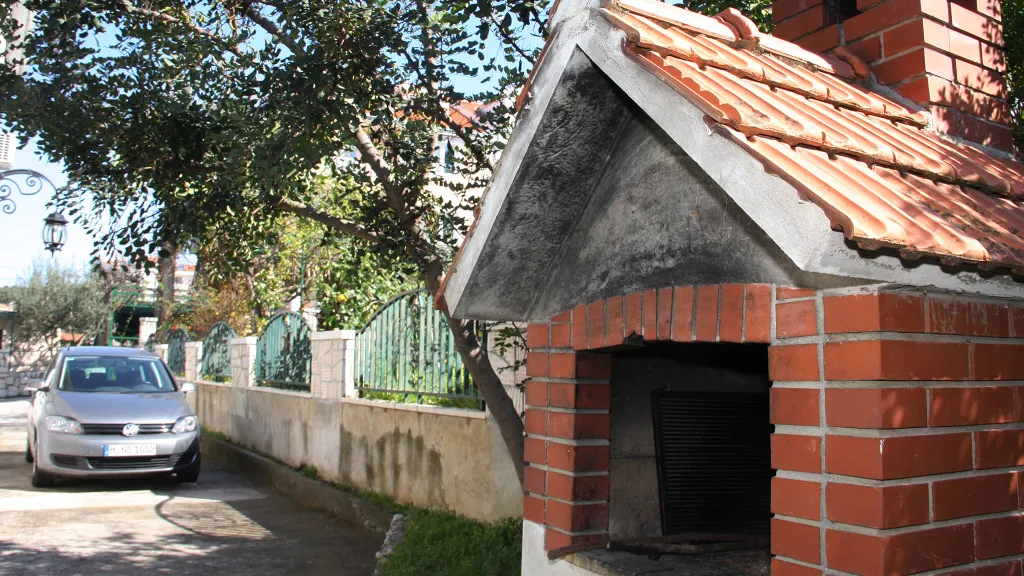 Holiday House for 10 Guests in Okrug Gornji